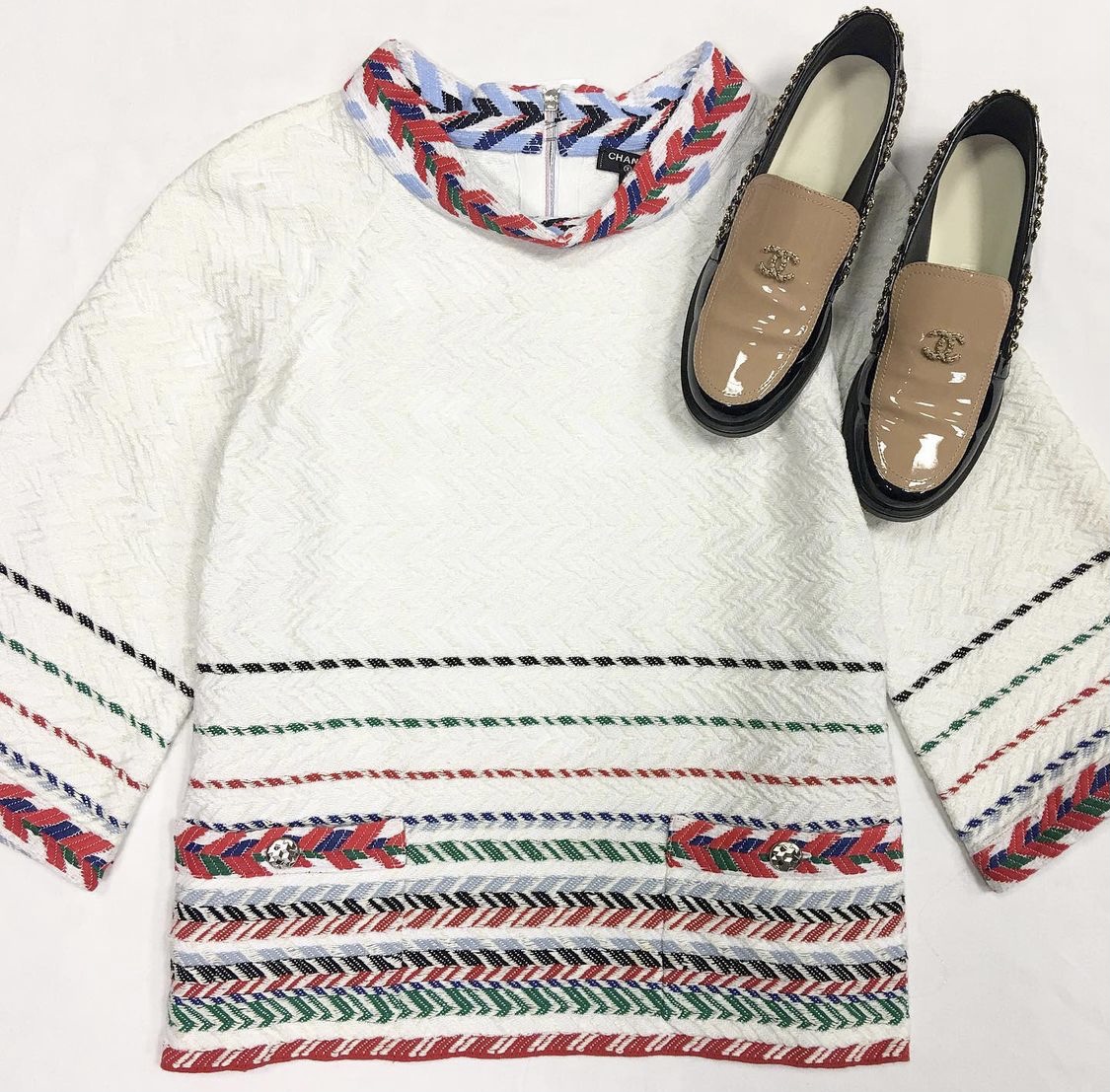 Кофта Chanel размер 44 цена 30 770 руб 
Туфли Chanel размер 38.5 цена 23 077 руб 
