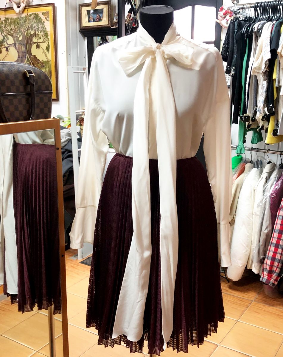 Блузка Chloé размер 38 цена 18 786 руб/ с биркой/
Юбка Prada размер 42 цена 12 524 руб