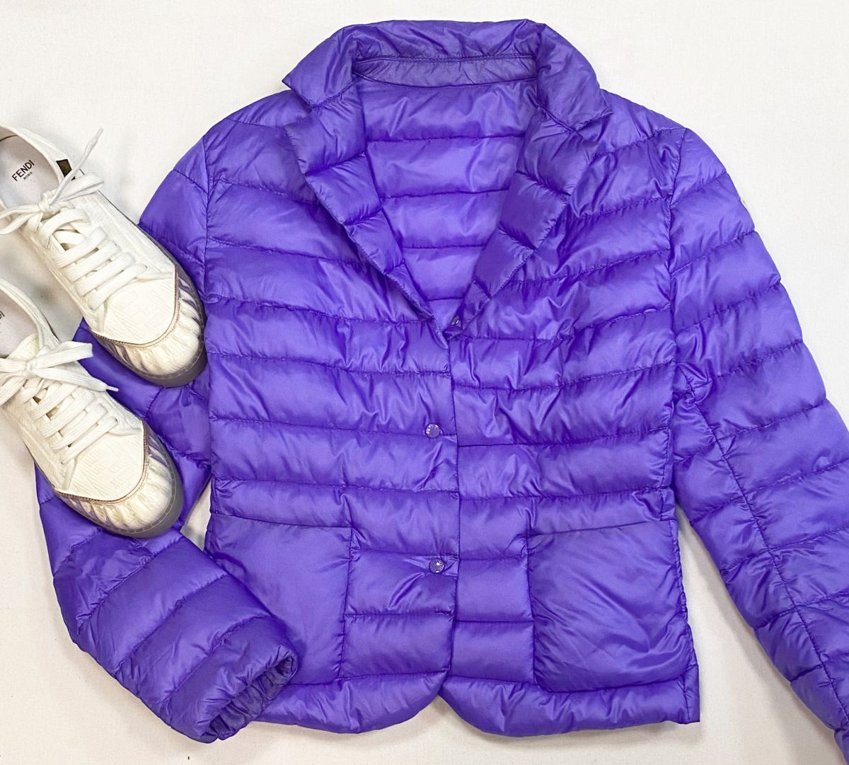 Куртка Moncler размер 4 цена 23 078 руб
Кеды Fendi размер 38 цена 30 770 руб 