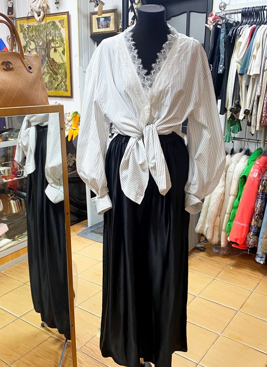 Брюки Maison Martin Margiela размер 40 цена 23 483 руб
Блузка J Wanderson размер 38 цена 15 655 руб