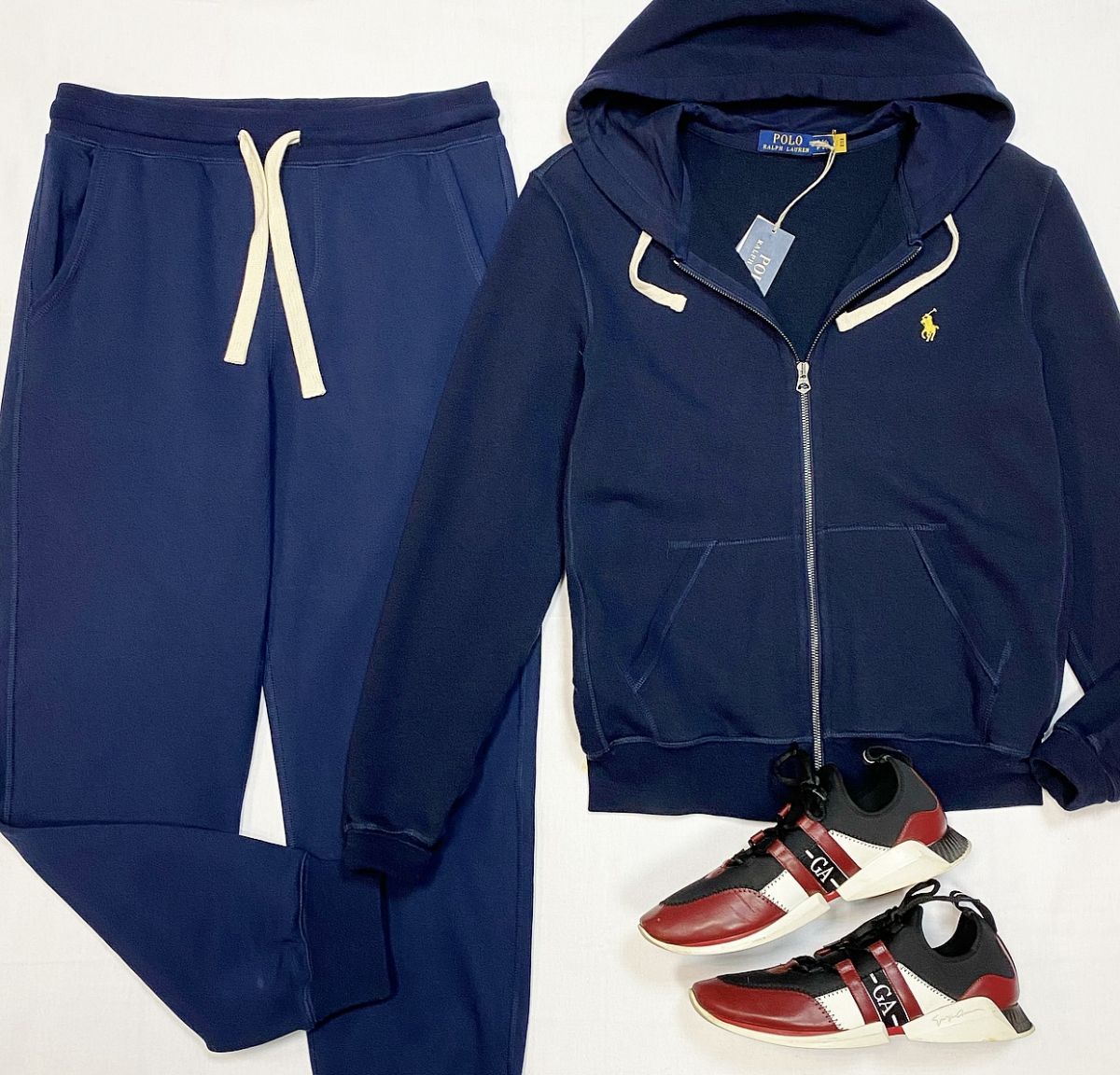 Костюм Polo Ralph Lauren размер S цена 12 308 рубКеды Giorgio Armani размер 40 цена 7 693 руб