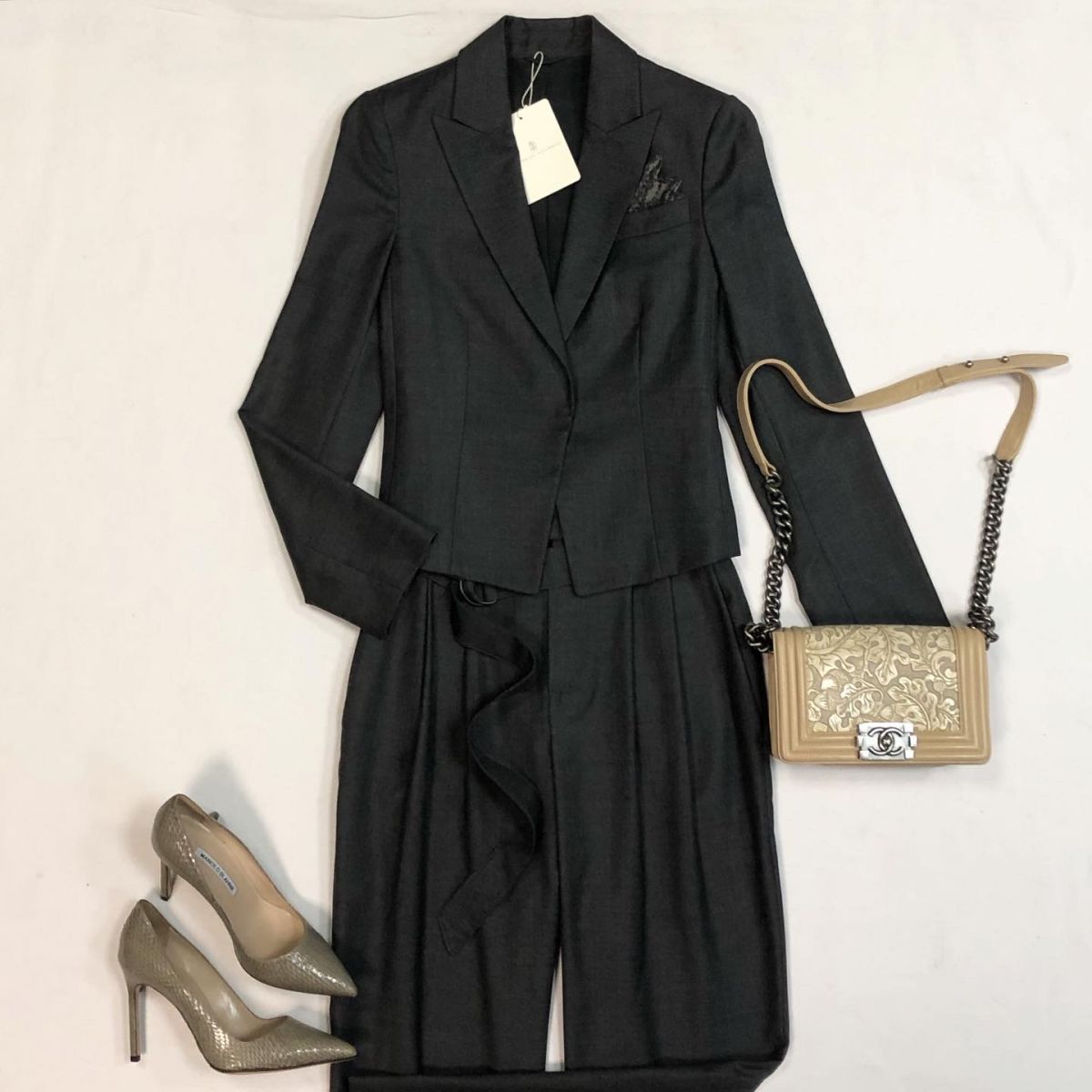 Костюм Brunello Cucinelli размер 38 цена 61 540 рубТуфли Manolo Blahnik раз36.5 цена 26 155 рубСумка Chanel