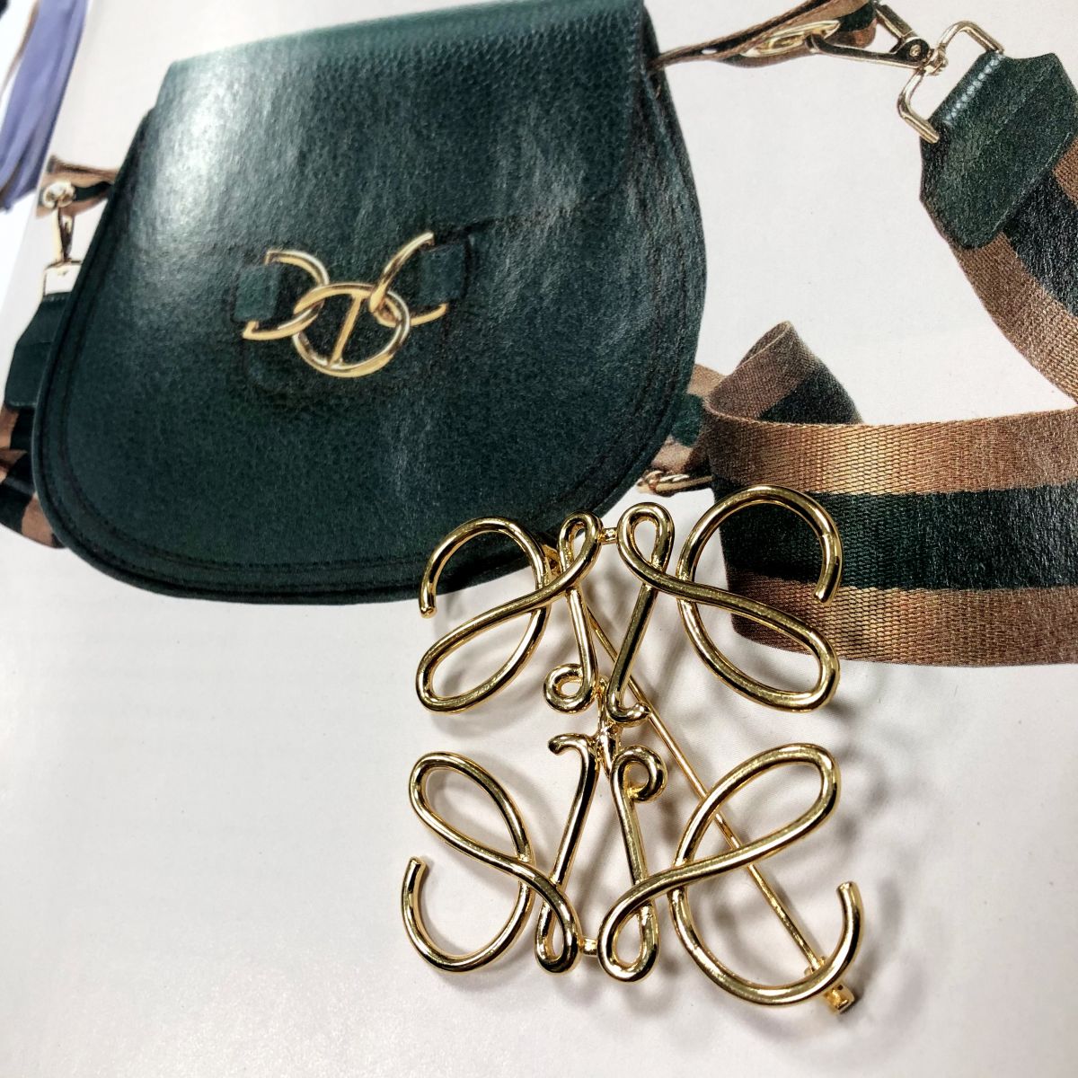 Брошка LOEWE цена 10 959Руб