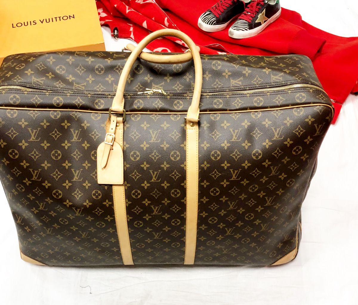 Портплед LOUIS VUITTON размер большой цена 46 965 руб 
Пальто двухсторонне /кашемир/ LOUIS VUITTON 
Кеды GOLDEN GOOSE BRAND DELUXE
