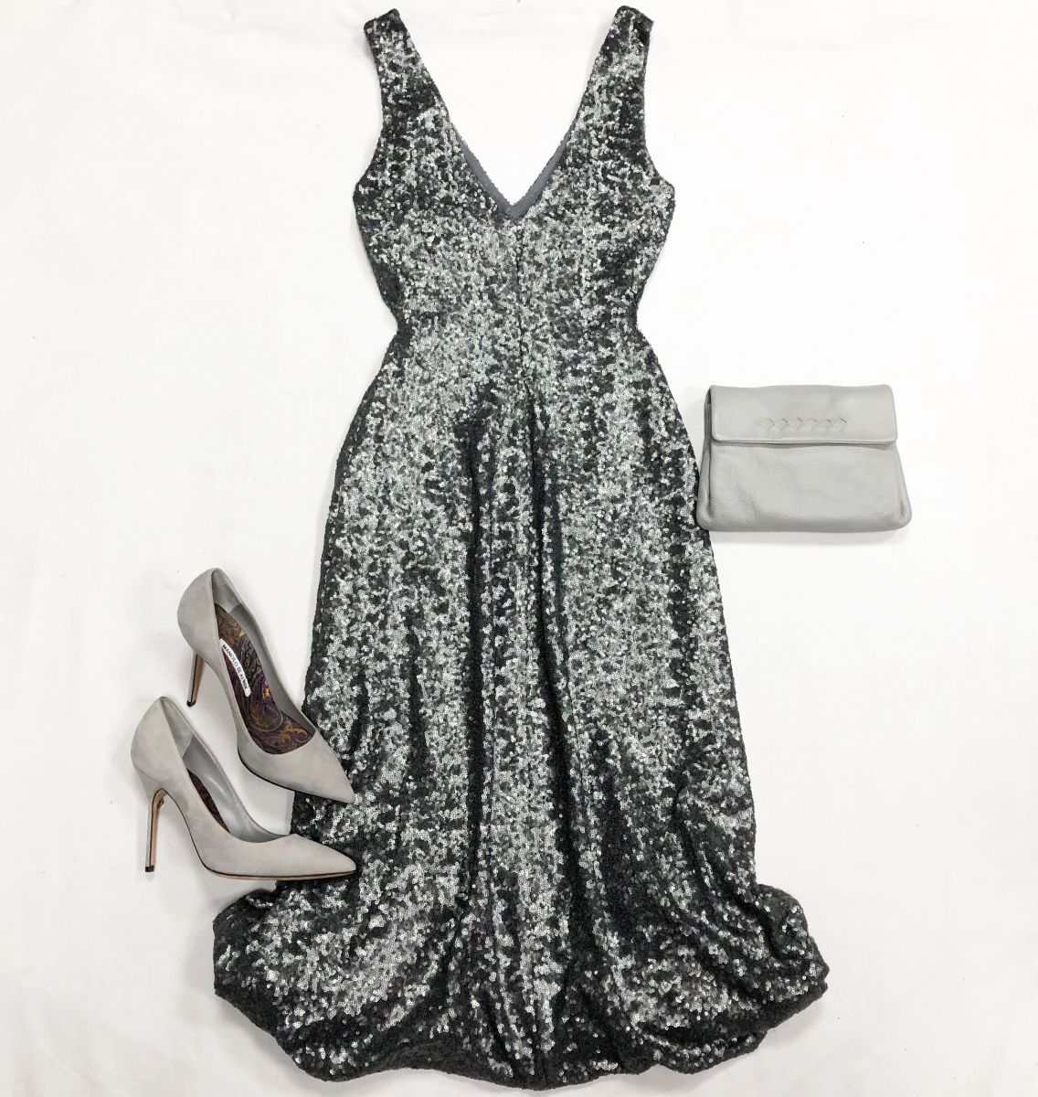 Платье/пайетки/ размер 38 цена 15 385 рубТуфли MANOLO Blahnik размер 38 цена 23 078 рубКлатч BOTTEGA VENETA