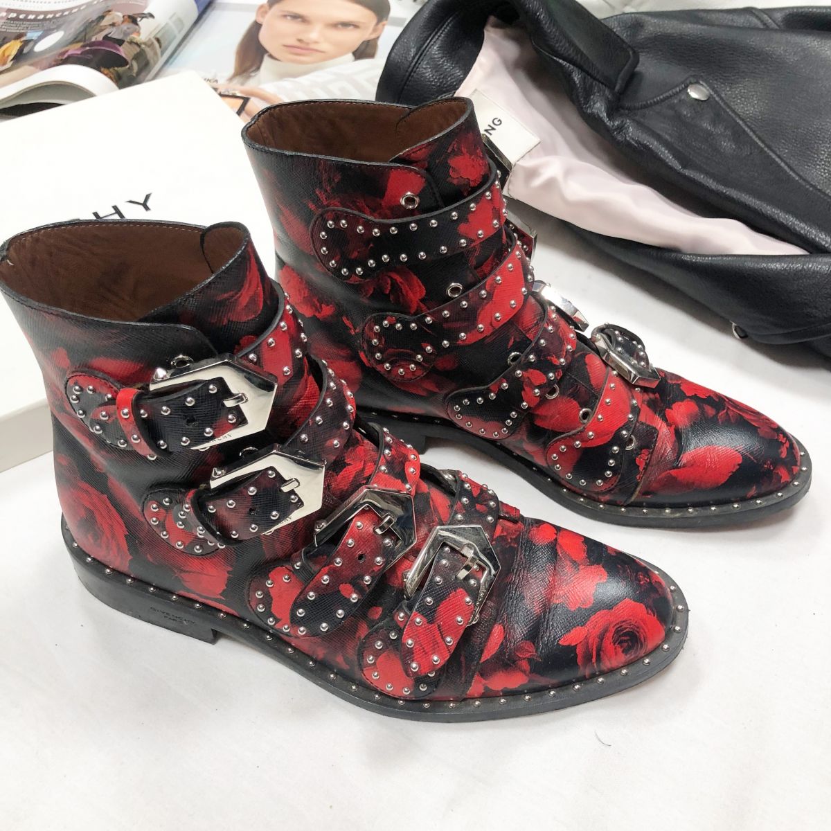 Ботинки GIVENCHY размер 8
Цена 15 385 руб
