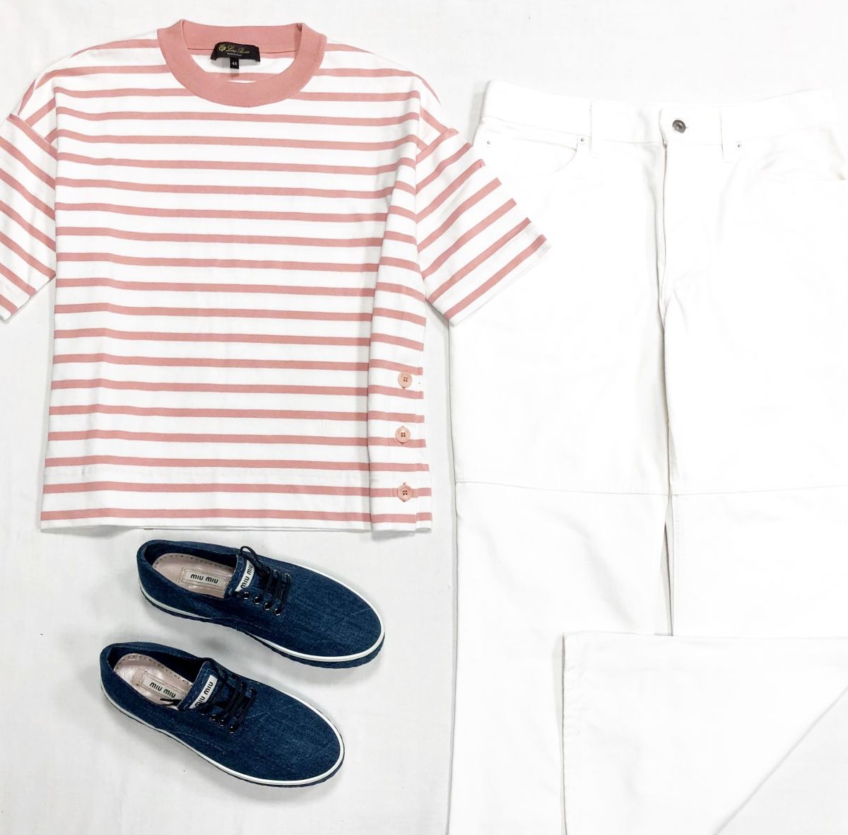 Джинсы Jil Sander размер 31 цена 23 483 руб
Футболка размер 44 цена 23 483 руб
Кеды Miu Miu размер 37.5 цена 46 965 руб