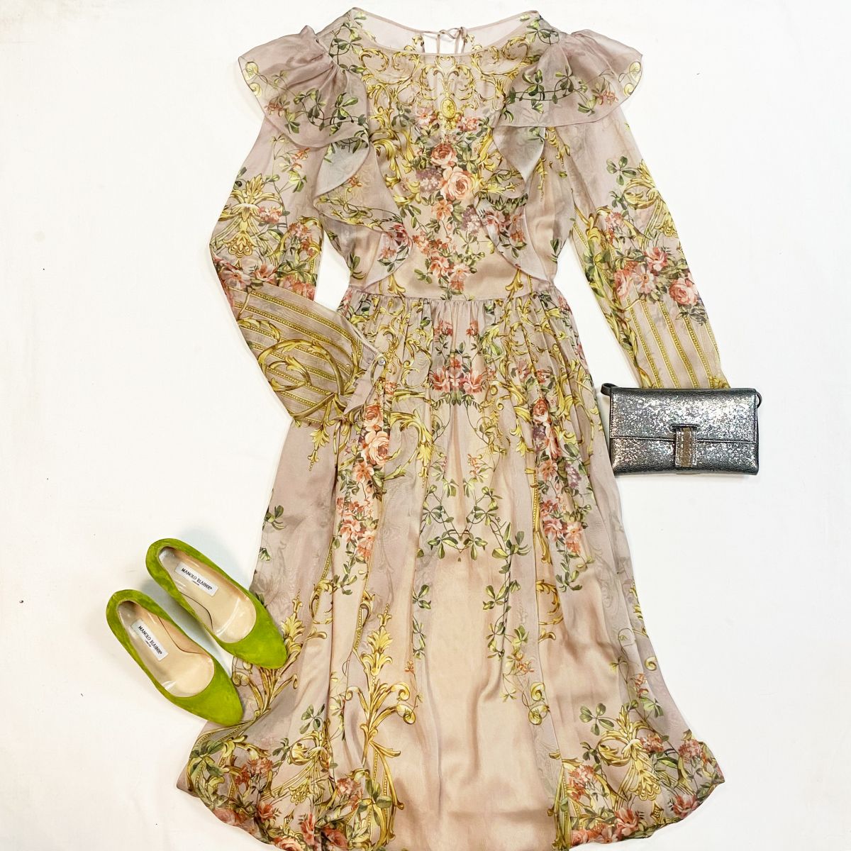 Платье Alberta Ferretti размер 44 цена 12 308 рубТуфли Manolo Blahnik размер 37 цена 15 385 рубКлатч Brunello Cucinelli
