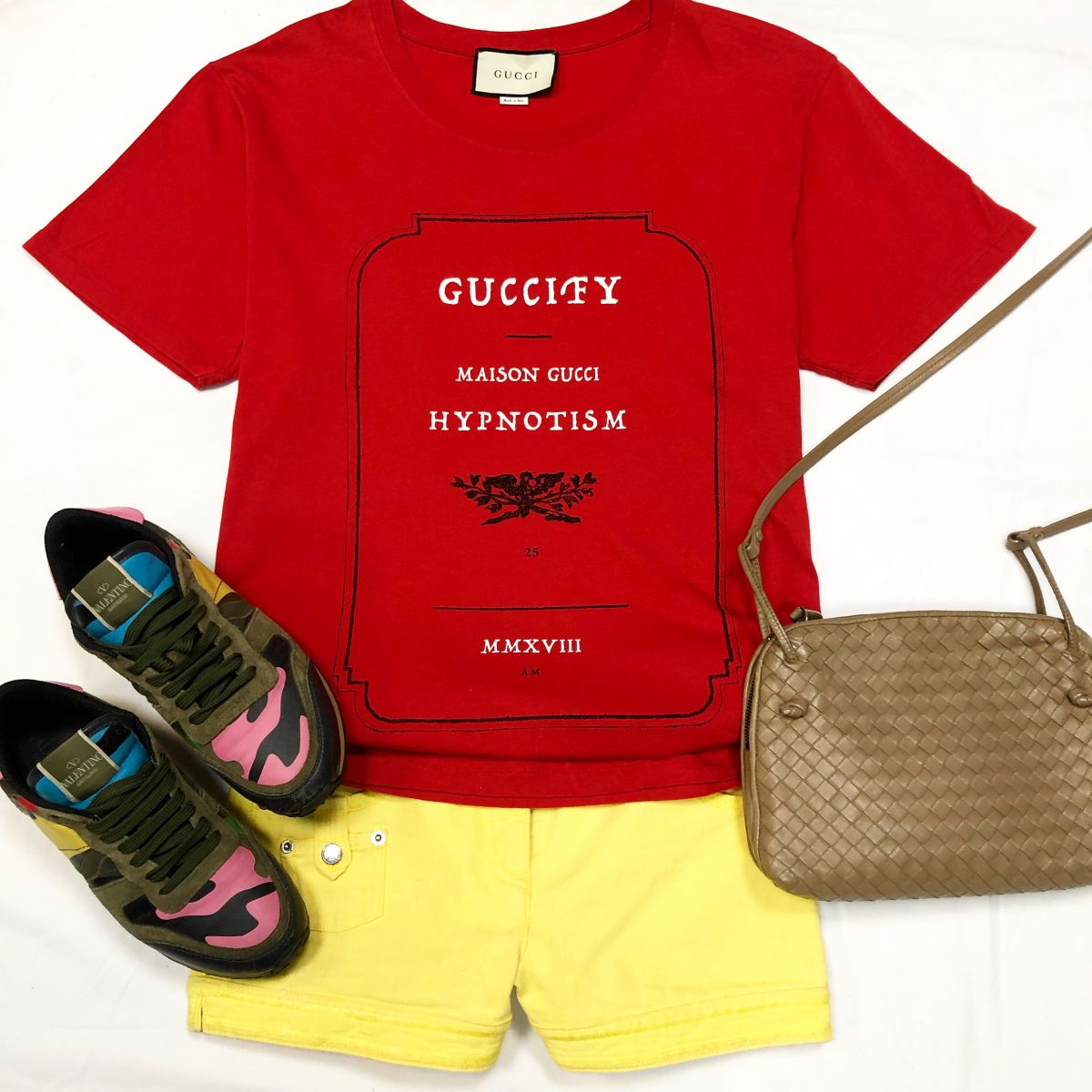 Футболка Gucci размер М цена 10770 руб Шорты Louis Vuitton размер 36 цена 6 154 руб Кроссовки Valentino размер 39 цена 10 770 рубСумка Bottega Veneta