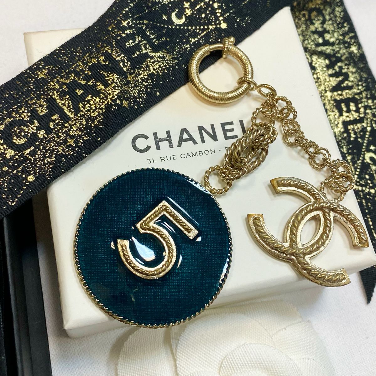Брелок Chanel цена 23 078 руб / упаковка / 