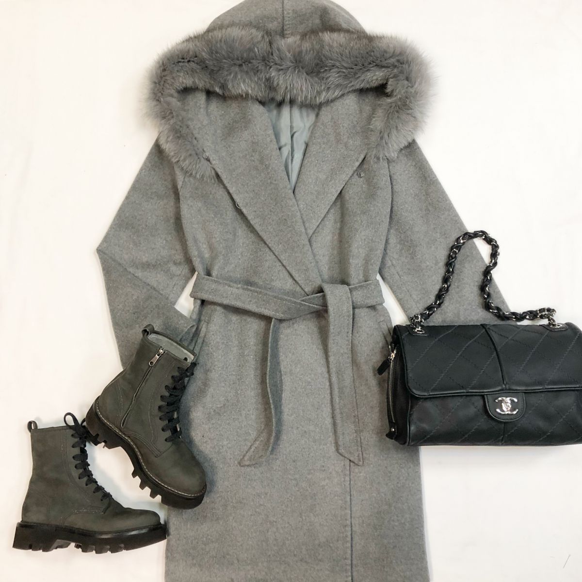 Пальто/отделка мех/ Max Mara размер 44 цена 23 078 рубБотинки Brunello Cuccinelli размер 38 цена 61 540 рубСумка Chanel