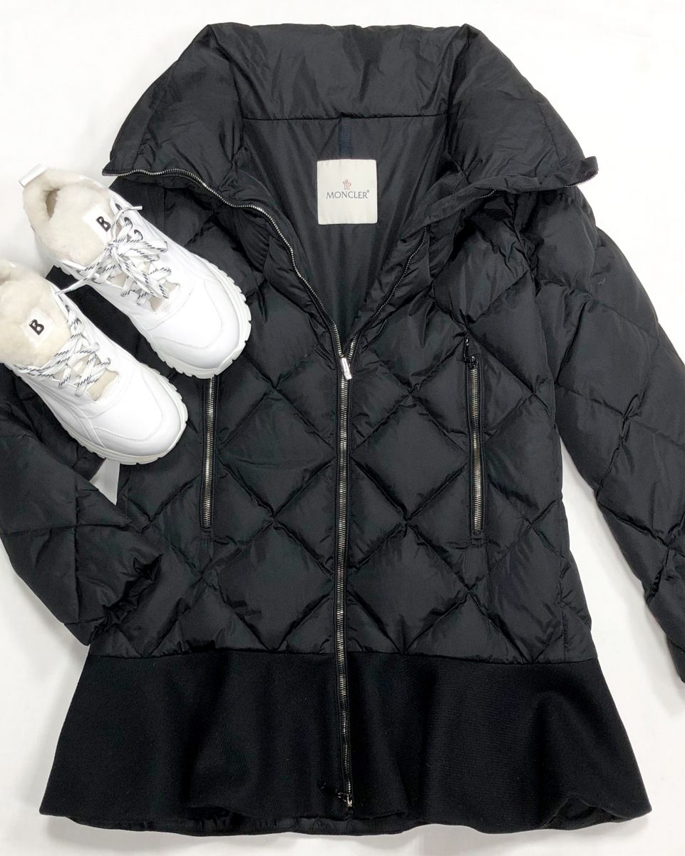 Куртка Moncler размер 1 цена 23 483 руб
Кроссовки Bogner размер 39.5 цена 46 965 руб