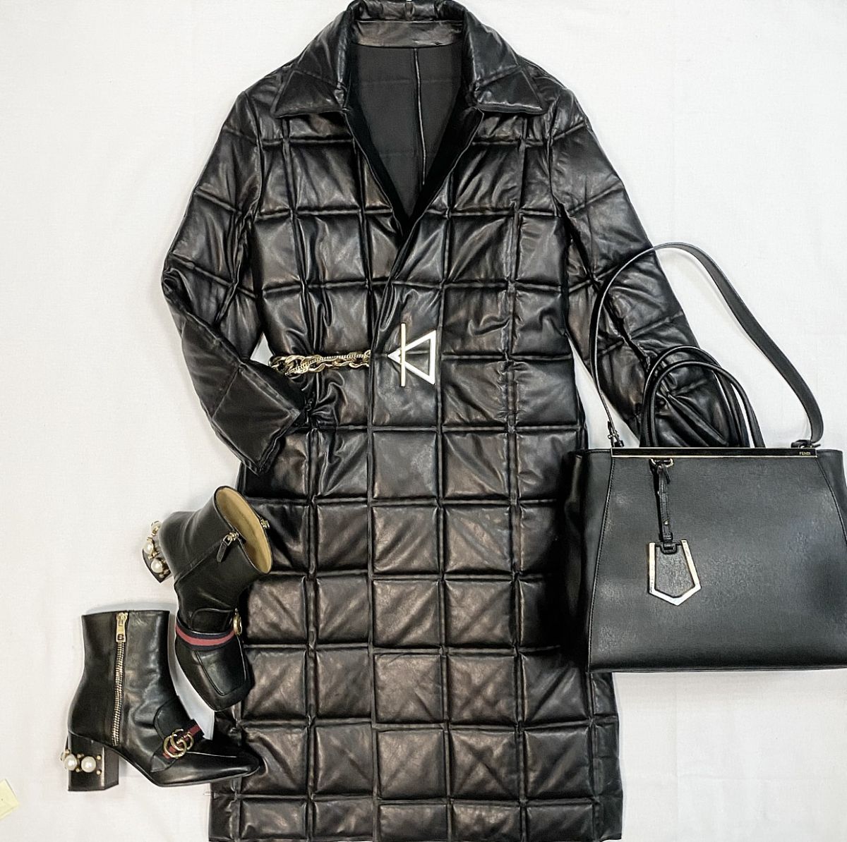Пальто / кожа / Bottega Veneta размер 40 цена 153 847 руб
Ботильоны Gucci размер 38.5 цена 15 385 руб 
Сумка Fendi