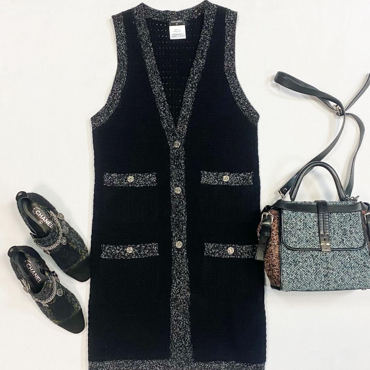 Жилет CHANEL размер 38 цена 23 078 рубБотинки CHANEL ра37.5 цена 30 770 рубСумка CARVEN