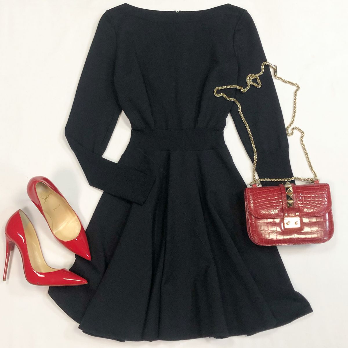 Платье ALAIA  размер 38 цена 15 385 рубТуфли LOUBOUTIN размер 39 цена 23 068 рубСумка VALENTINO 