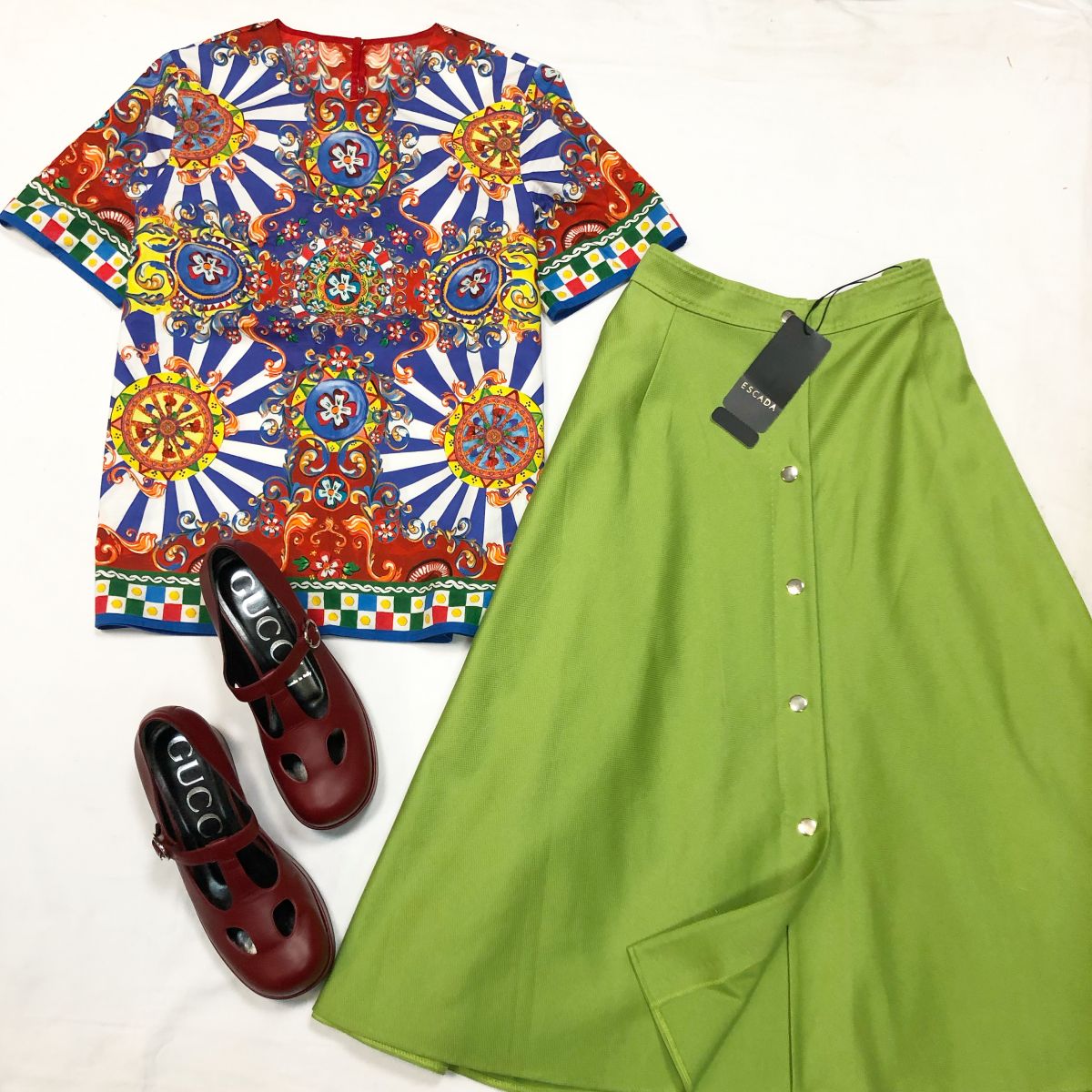 Кофта Dolce Gabbana размер 38/42 цена 39 цена 9231 руб юбка Escada размер 42 цена 7 693 руб Сабо Gucci размер 39 цена 9 231 руб