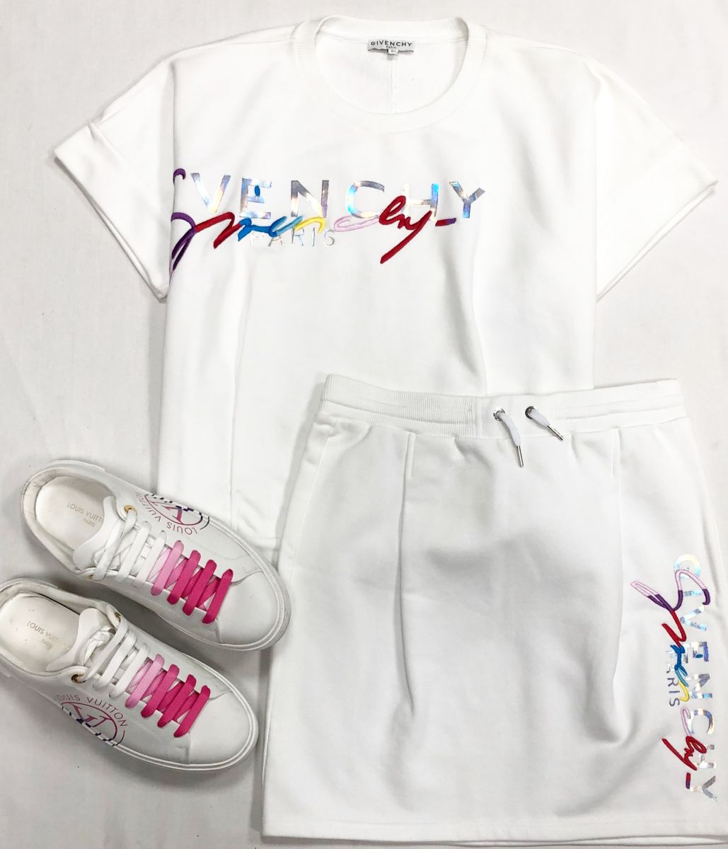 Костюм Givenchy размер S цена 15 655 руб
Кеды Louis Vuitton размер 39 цена 62 620 руб