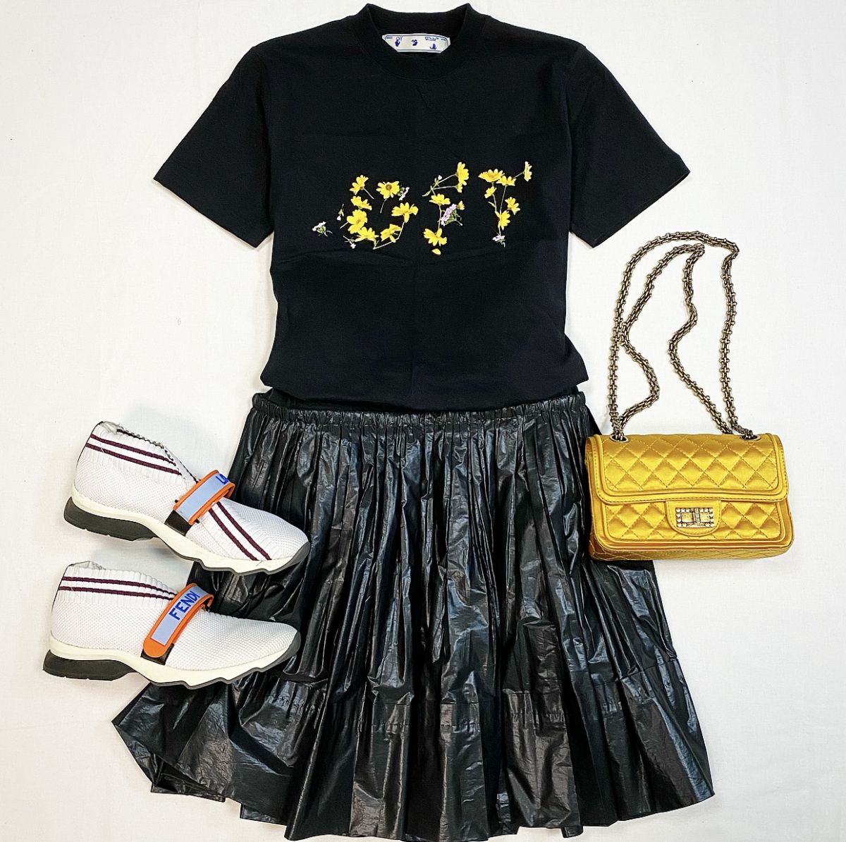 Футболка Off White размер XS цена 7 693 руб
Юбка Louis Vuitton размер 38 цена 18 463 руб
Кеды Fendi размер 38 цена 23 078 руб
Сумка Chanel