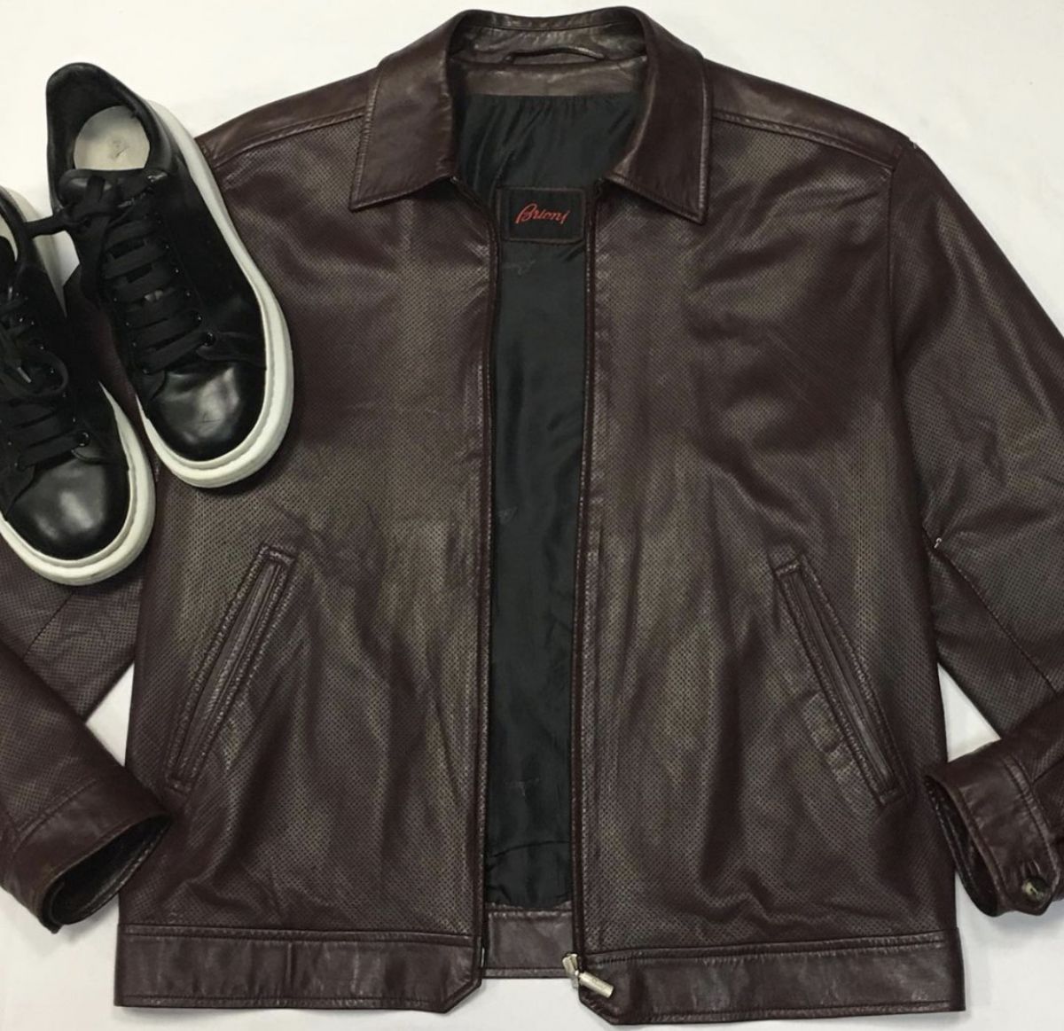 Куртка /перфорированная кожа/подкладка шёлк/ Brioni  размер XL цена 76 925 руб