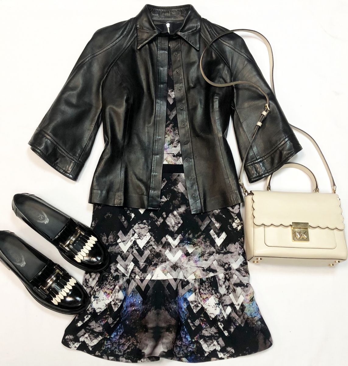 Куртка /кожа/ Givenchy размер 38 цена 7 693 руб
Платье Sandro размер 1 цена 4 616 руб
Лоферы Tods размер 40.5 цена 12 308 руб
Сумка Michael Kors