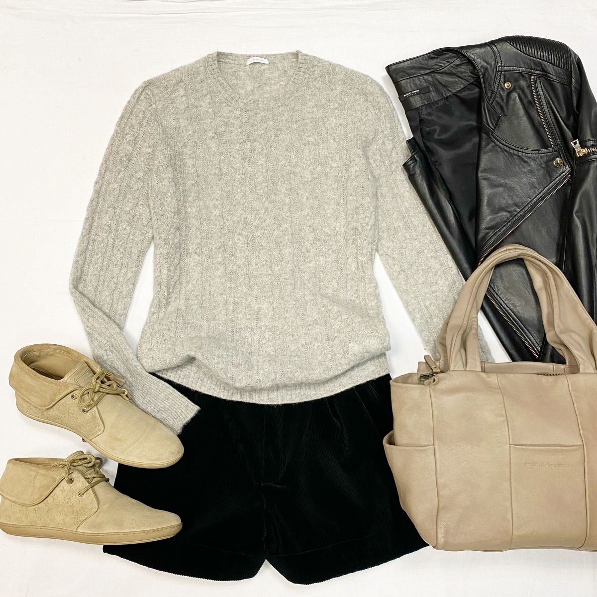 Кофта / кашемир / Malo размер 46 цена 4 616 руб Шорты / вельвет / Saint Laurent размер 34 цена 20 000 руб Косуха / кожа / Blacky Dress размер 44 цена 18 463 руб Ботинки Louis Vuitton размер 40 цена 12 308 руб Сумка Brunello Cucinelli