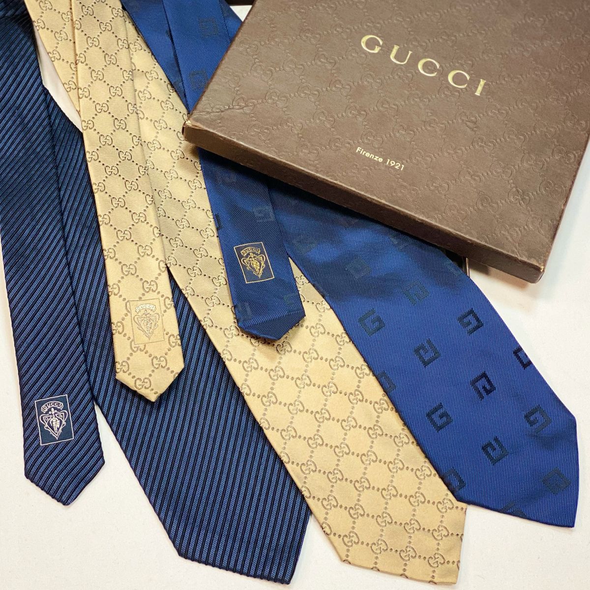 Галстуки Gucci цена / синие / по 770 руб / бежевый / цена 3 078 руб