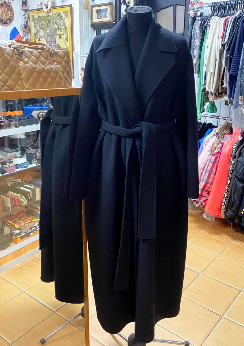 Пальто The Row размер XL цена 156 550 руб
Сапоги Givenchy размер 38 цена 23 483 руб 
Сумка Chanel