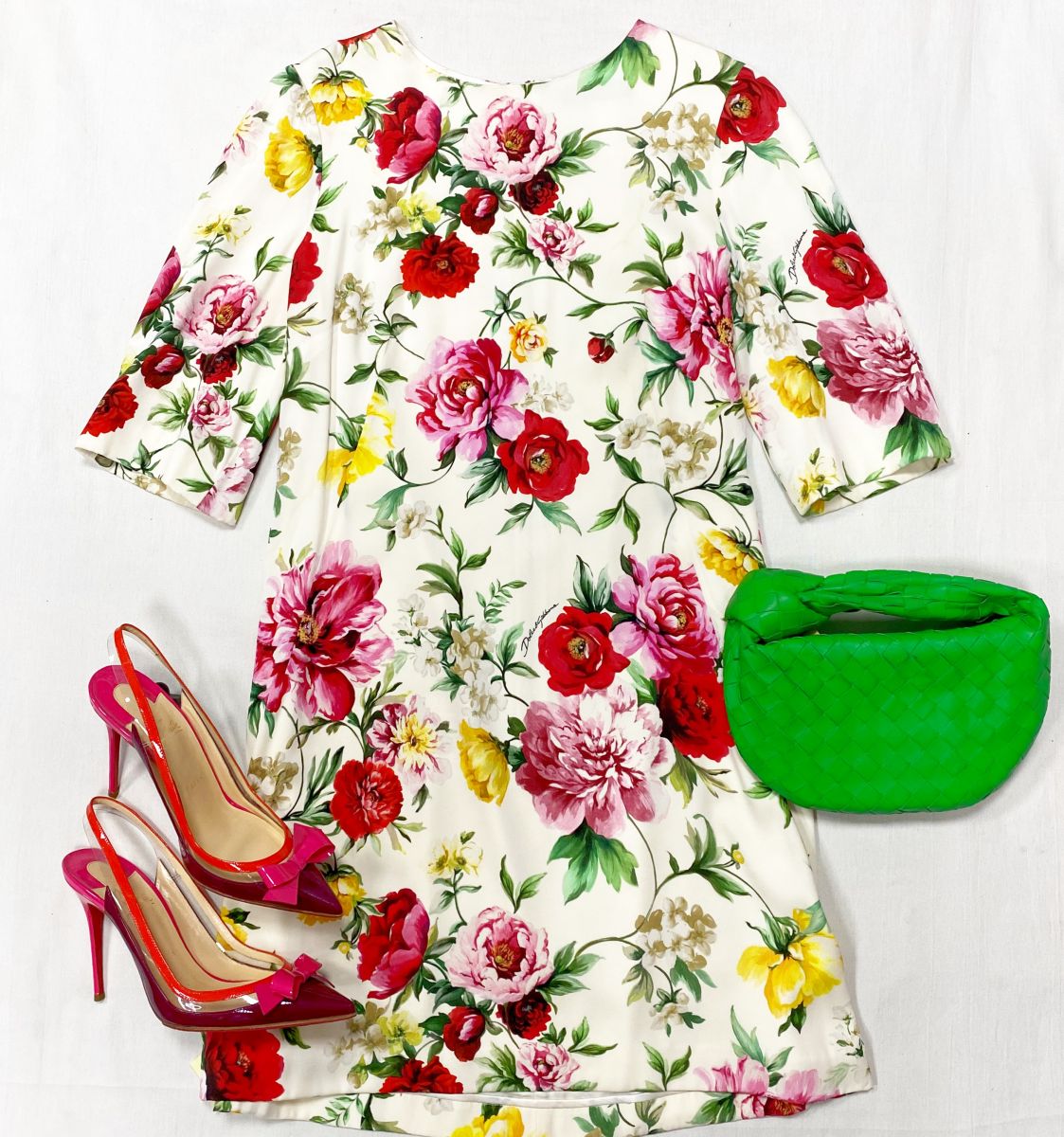 Платье Dolce Gabbana размер 44 цена 23 483 руб 
Босоножки Louboutin размер 39 цена 31 310 руб 
Сумочка Bottega Veneta