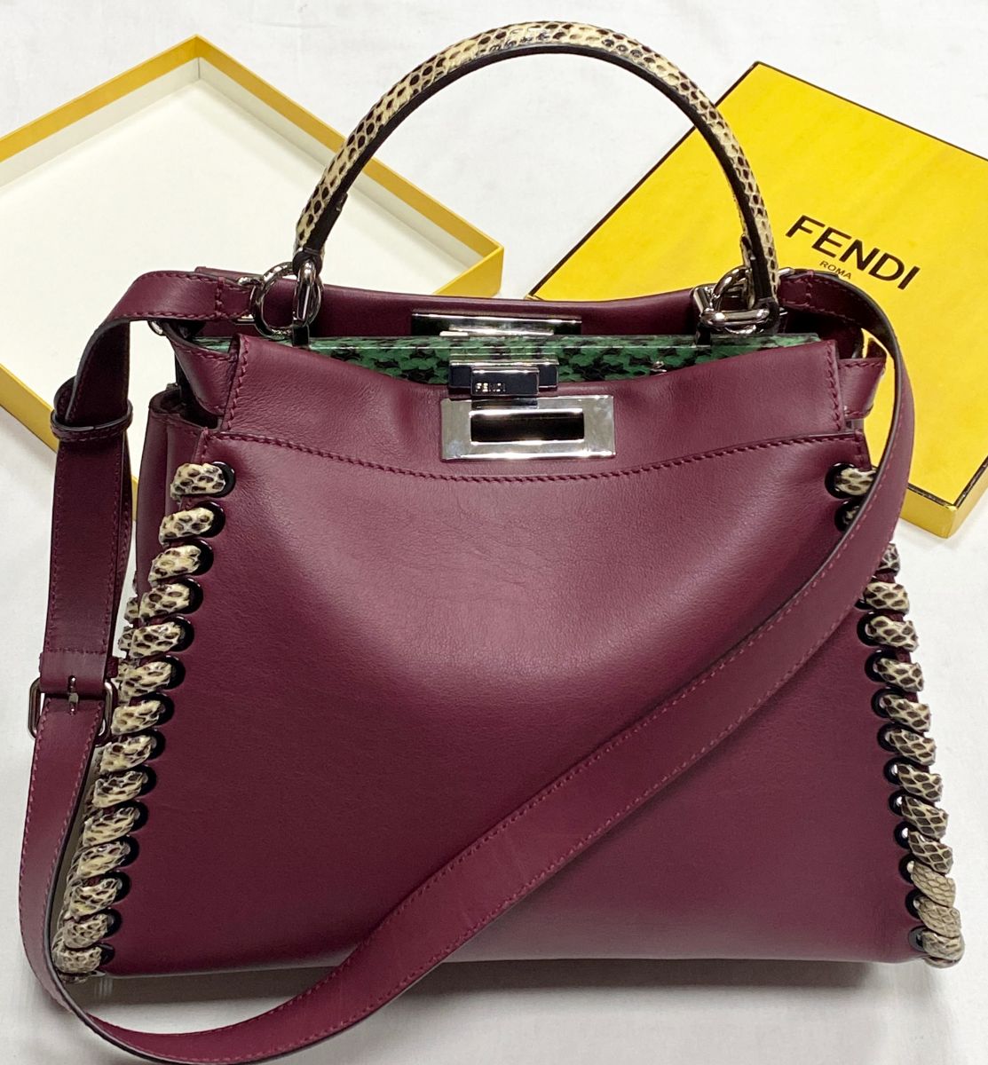 Сумка Fendi размер 32/22 цена 93 930 руб
