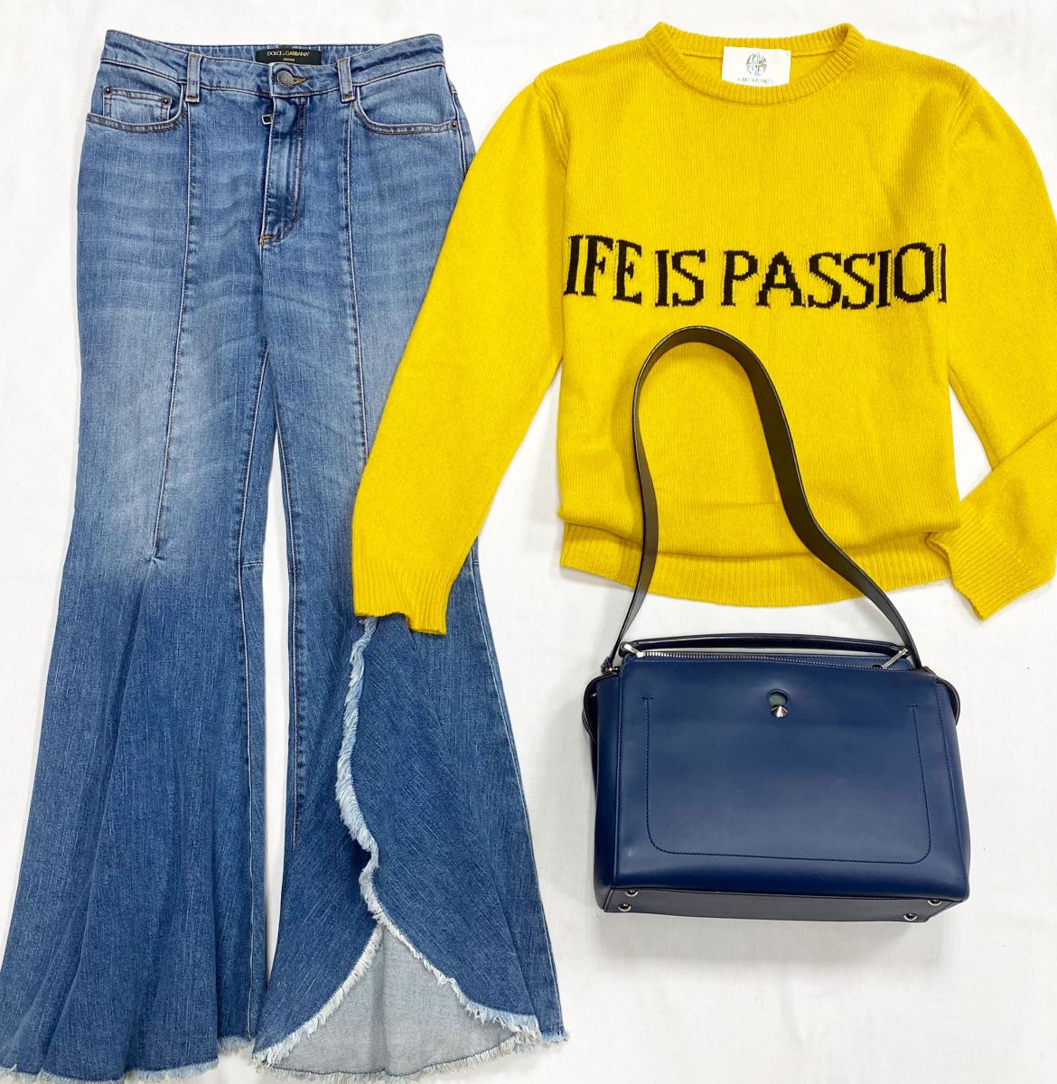 Джинсы Dolce Gabbana размер 40 цена 12 308 руб
Кофта Alberta Ferretti размер 38 цена 10 770 руб
Сумка Fendi 