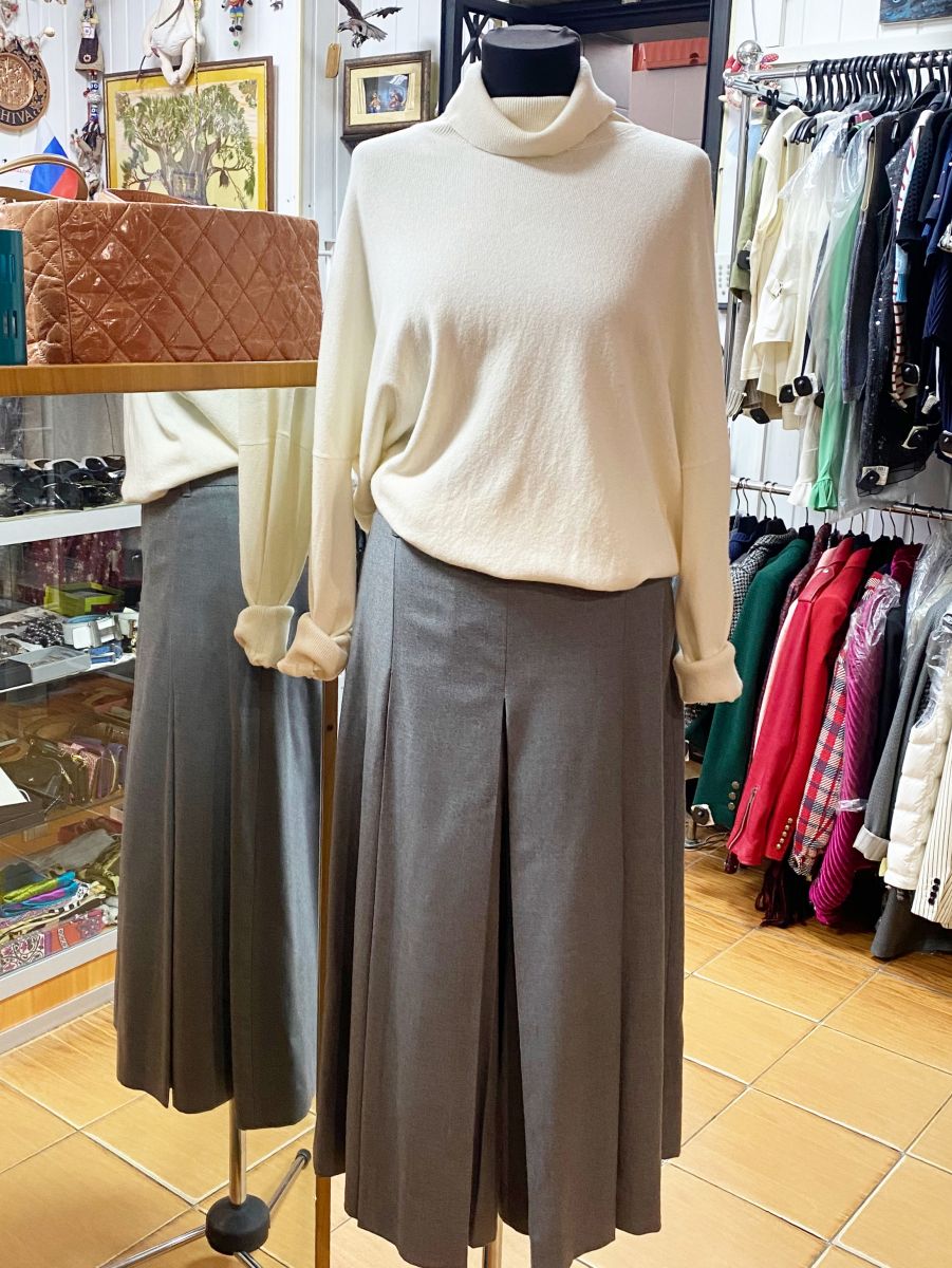 Юбка - Брюки Max Mara размер 42 цена 5 479 руб
Свитер Peserico размер 42 цена 15 655 руб