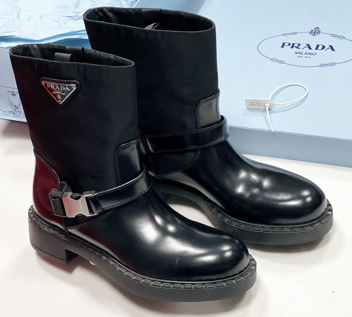 Ботинки Prada размер 38.5 цена 69 232 руб / новые / с ценником / упаковка /