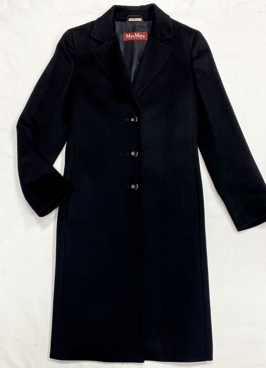 Пальто Max Mara размер 38 цена 31 310 руб
Лоферы размер 39 цена 46 965 руб
Сумка Fendi 
