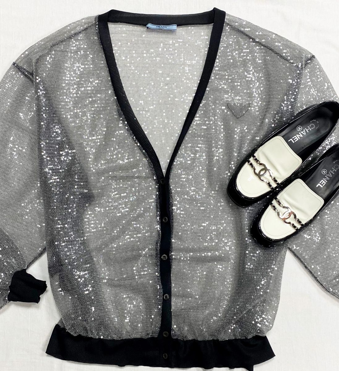 Кардиган/ пайетки/ Prada размер 42 цена 39 138 руб
Лоферы Chanel размер 39 цена 46 965 руб