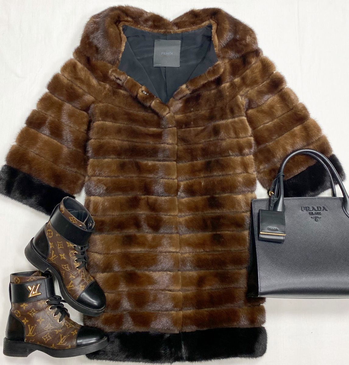 Шуба / мех норки / Fendi размер 46 цена 109 585 руб 
Ботинки Louis Vuitton размер 37 цена 31 310 руб 
Сумка Prada