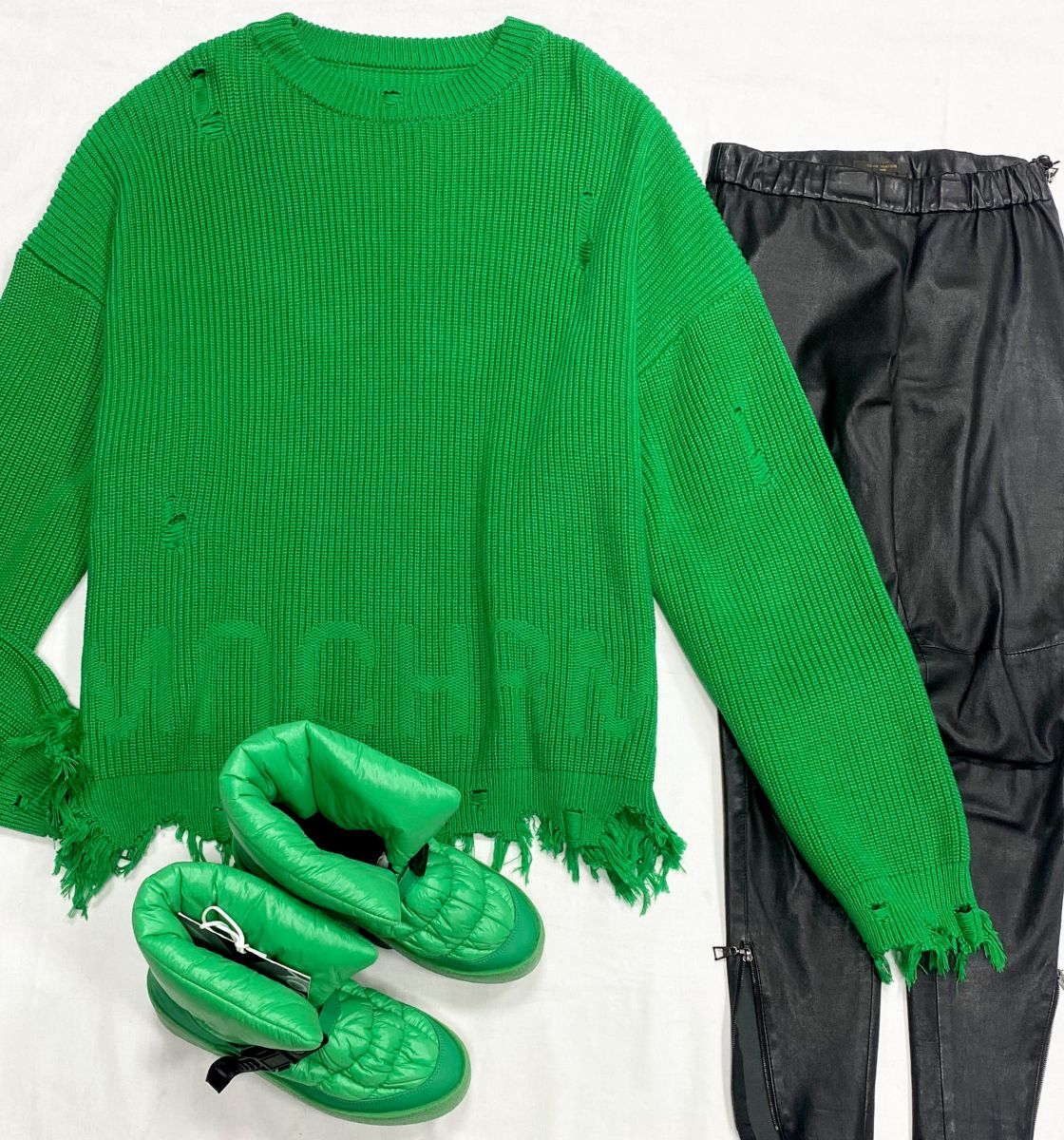 Свитер Monochrome размер M цена 10 959 рубБрюки/ кожа/ Louis Vuitton размер 36 цена 15 655 рубДутики Khrisjoy размер 40 цена 23 483 руб