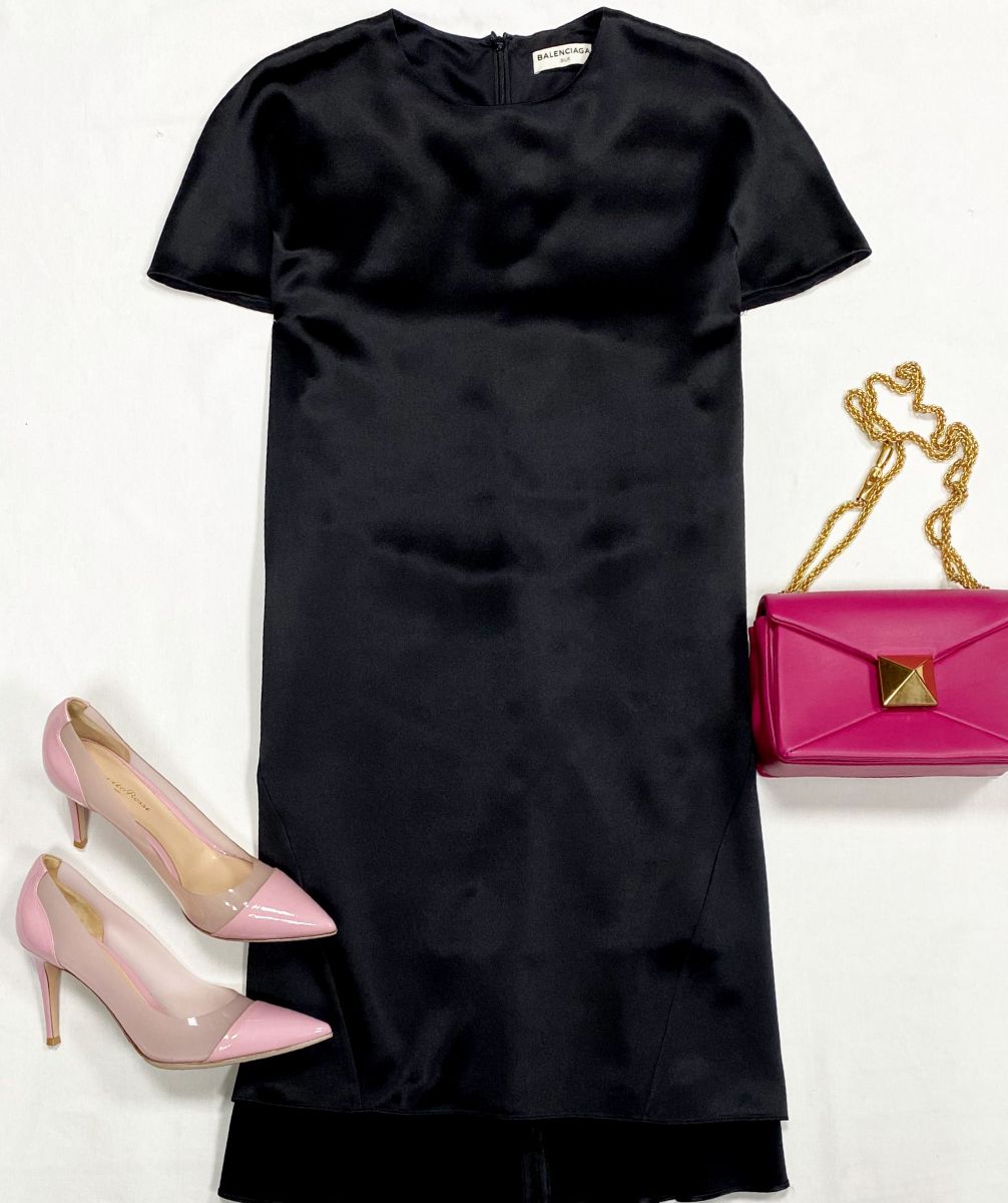 Платье Balenciaga размер 38 цена 23 078 руб
Туфли Gianvito Rossi размер 38.5 цена 27 693 руб
Сумка Valentino 