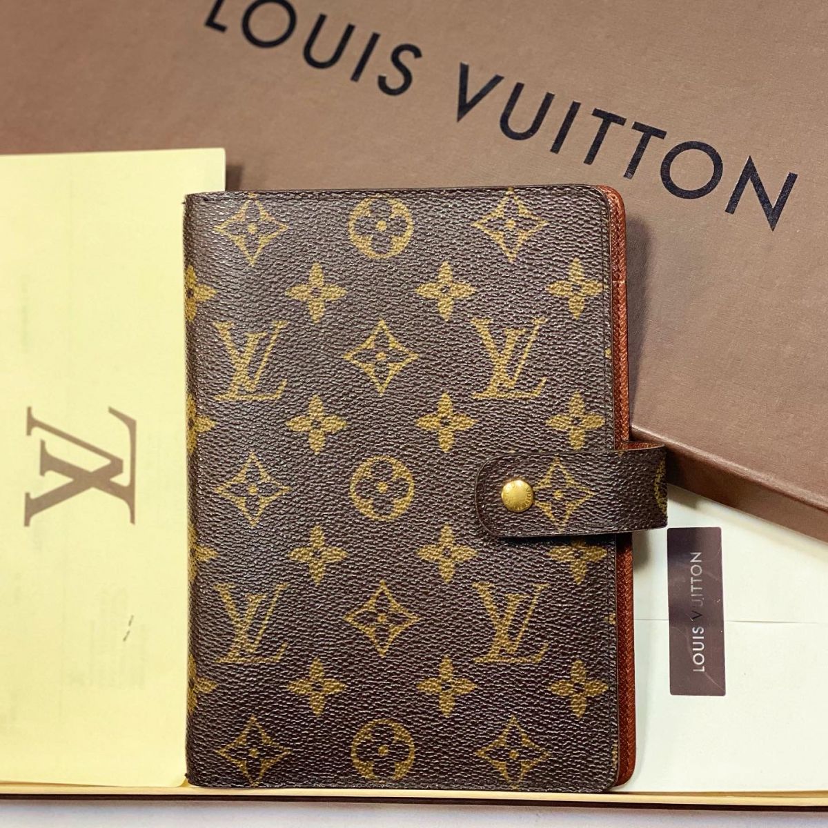Записная книжка Louis Vuitton цена 15 385 руб 