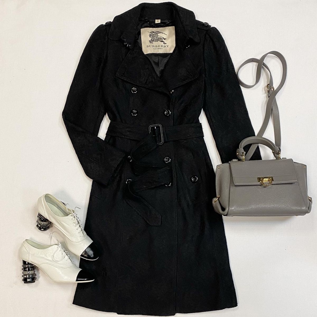 Тренч Barberry размер 40 цена 23 078 рубСумка Salvatore Ferragamo