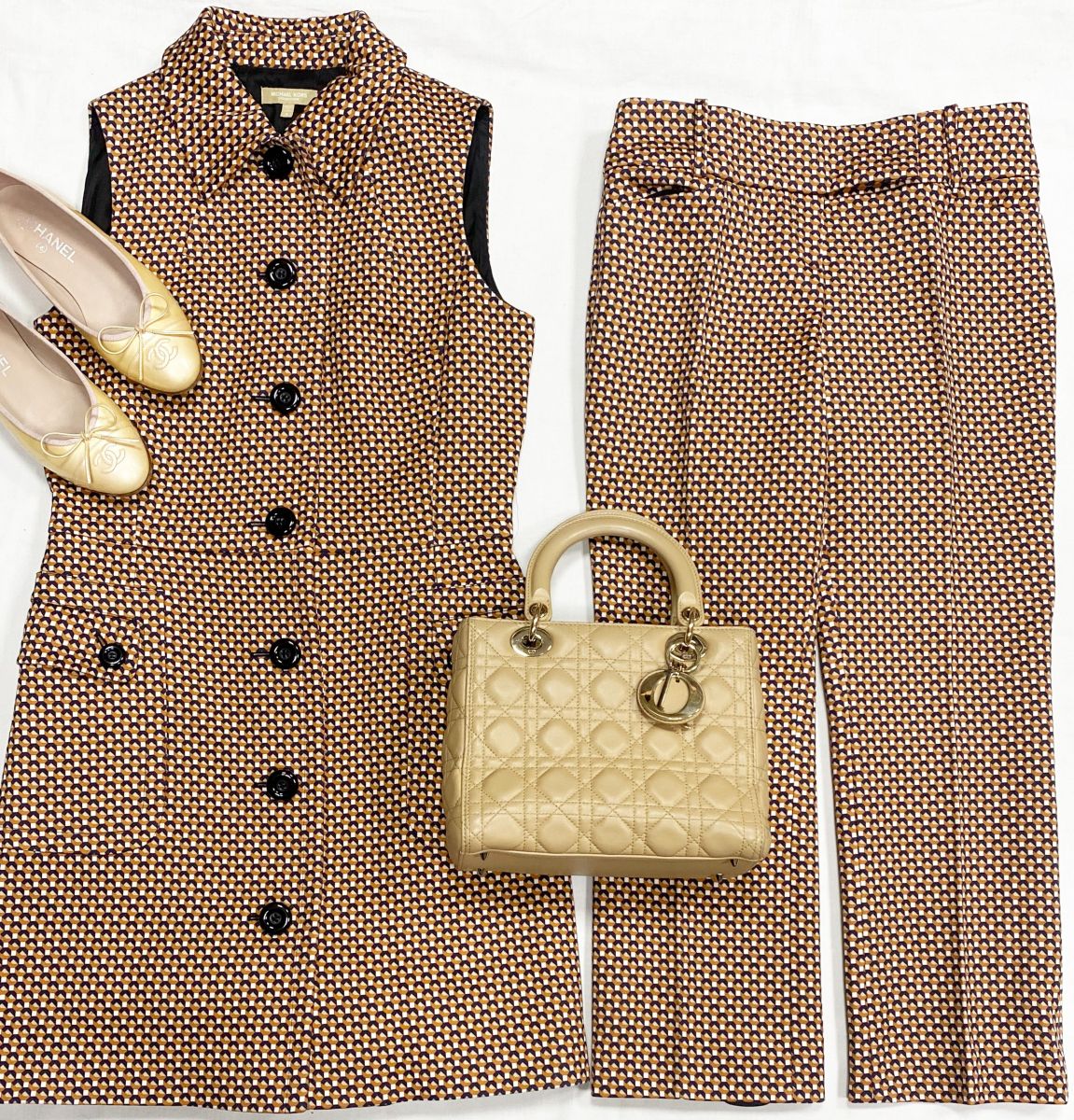 Костюм Michael Kors размер 8 цена 15 655 руб
Балетки Chanel размер 37.5 цена 15 655 руб
Сумка Christian Dior 