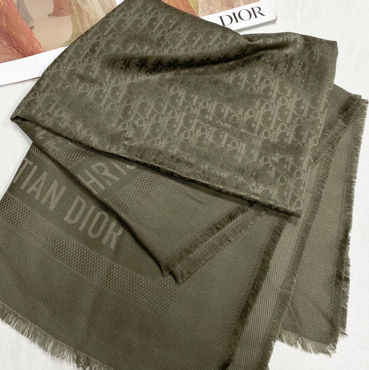 Палантин Christian Dior размер 140/140 цена 23 483 руб