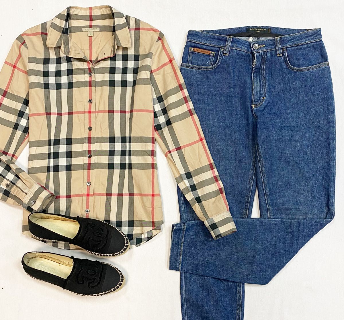 Рубашка Burberry размер S цена 4 616 руб
Джинсы Dolce Gabbana размер 42 цена 4 616 руб 
Эспадрильи Chanel размер 39 цена 30 770 руб 