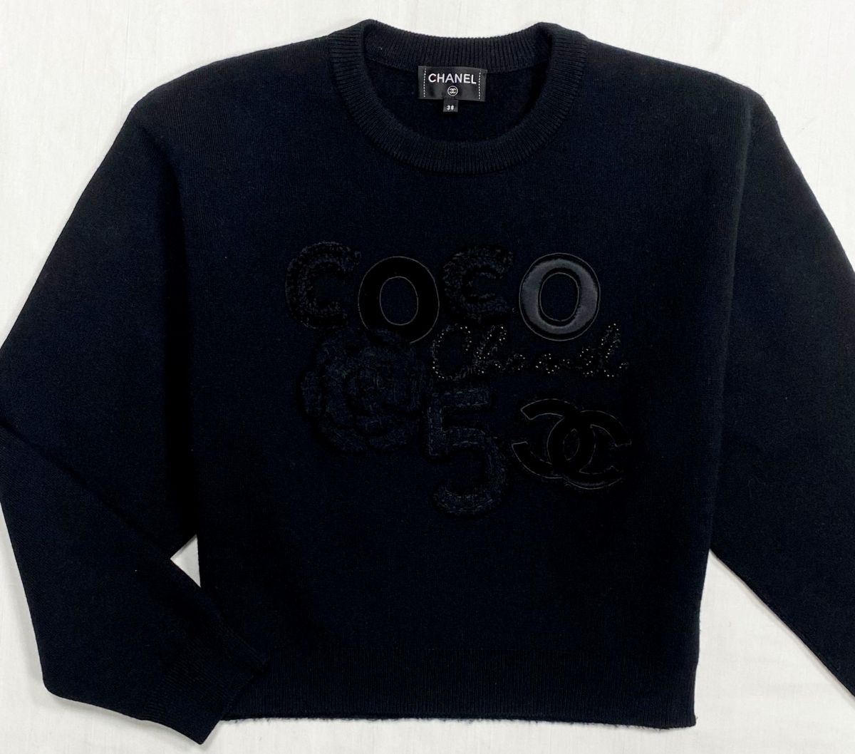 Кофта /вышивка/ отделка твид/ Chanel размер 38 цена 138 465 рубБотинки Chanel размер 36 цена 61 540 руб