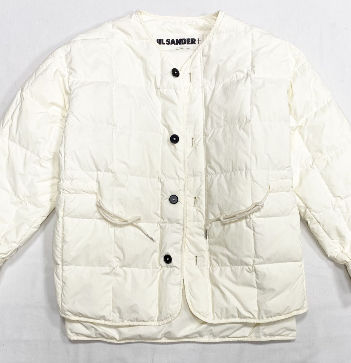 Куртка Jil Sander размер 36 цена 54 793 руб
Кеды Hermes размер 38 цена 23 483 руб