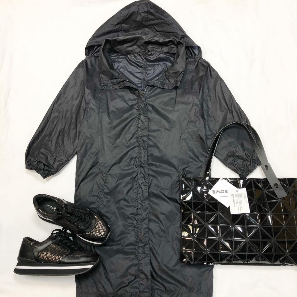 Дождевик Prada размер 38 цена 7 693 руб Кроссовки Armani Jeans размер 39 цена 6 154 руб Сумка Issey Miyake