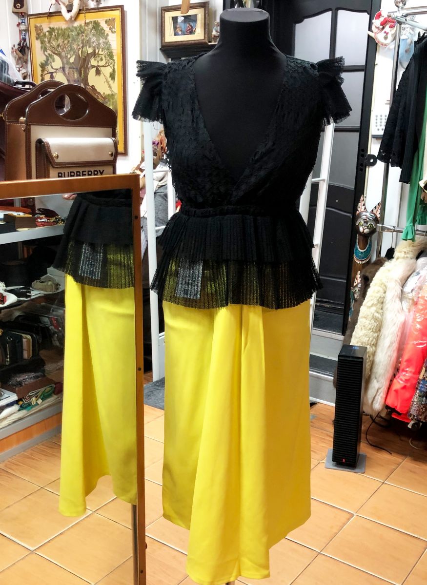 Юбка Jacquemus размер 40 цена 15 655 руб
Топ Cavalli размер 40 цена 9 393 руб