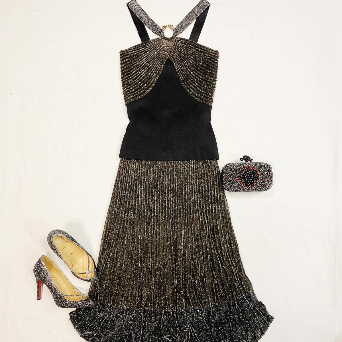 Костюм Roberto Cavalli размер 38 цена 18 462 руб
Туфли Louboutin размер 36.5 цена 26 155 руб
Клатч Bottega Veneta 