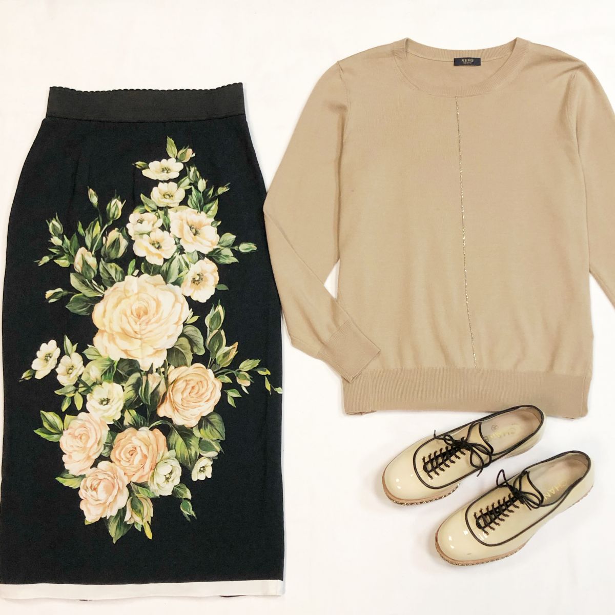 Юбка Dolce Gabbana размер 36 цена 15 385 рубКофта /манили/ Peserico размер 42 цена 9 231 рубБотинки Chanel размер 37 цена 15 395 руб