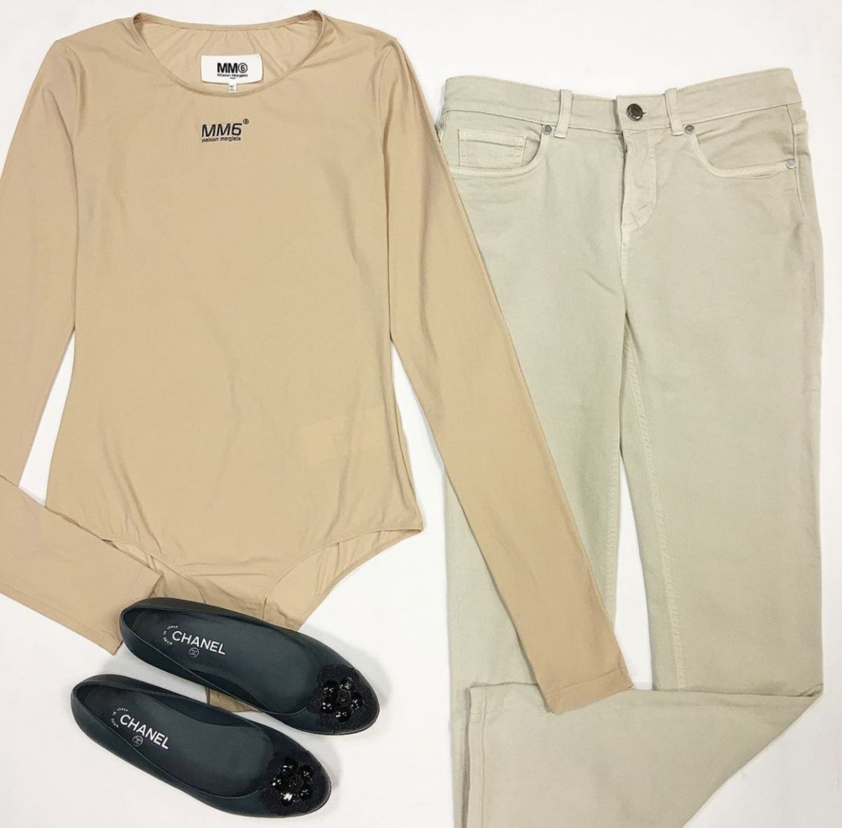 Боди Maison Martin Margiela размер 1 цена 7 693 руб / новый / 
Джинсы Брунелло Кучинелли размер 40 цена 10 770 руб 
Балетки Шанель размер 20 000 руб 