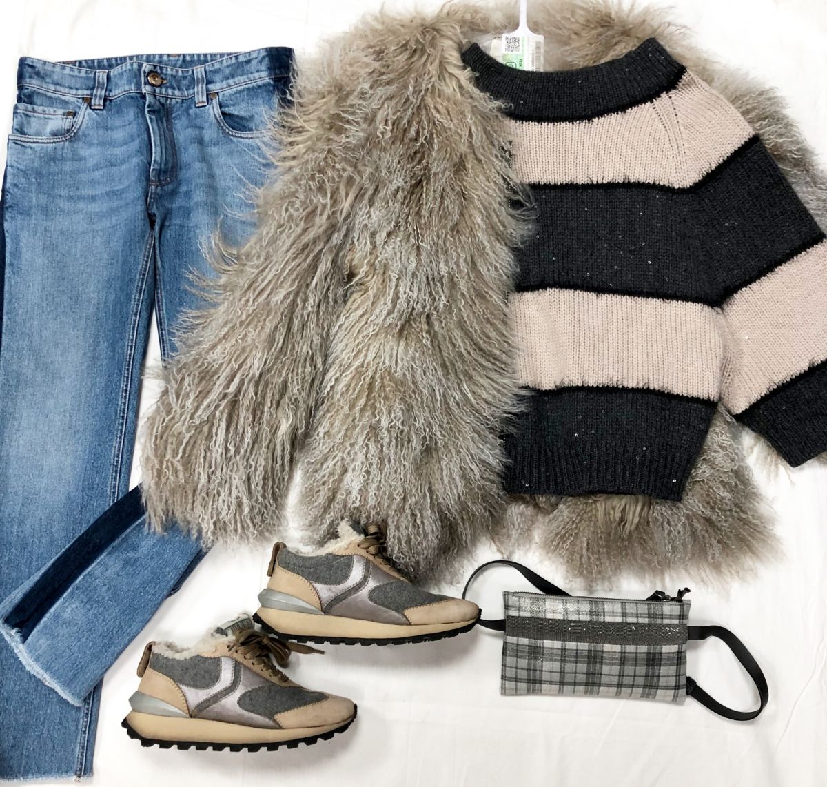 Шубка /мех ламы/ PHILIP LIM размер 4 цена 46 965 руб 
Джинсы Brunellocuccinelli размер 34/38 цена 9 393 руб
Кроссовки VOILE BLANCHE размер 36 цена 12 524 руб 
Сумочка Brunello Cuccinelli